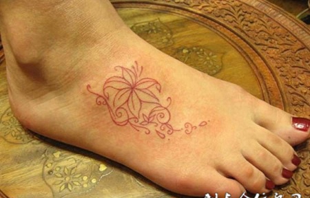 脚面上的彼岸花纹身图案