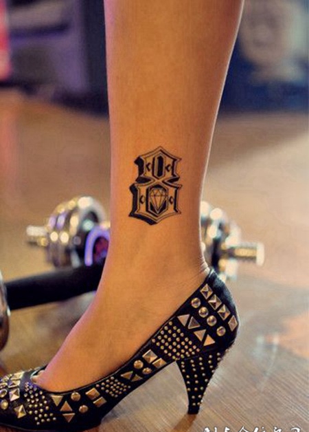 脚踝上的英文字母纹身图案