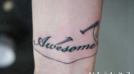 小臂上的英文钉子纹身图案