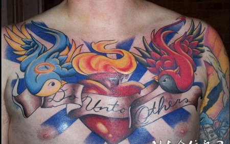 胸前的燕子心纹身图案