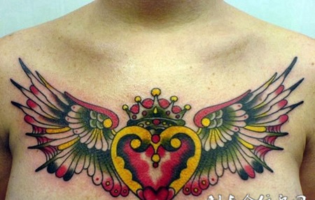 胸口上长翅膀的红心纹身图案