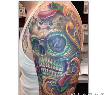 大臂上的骷髅头花朵纹身图案