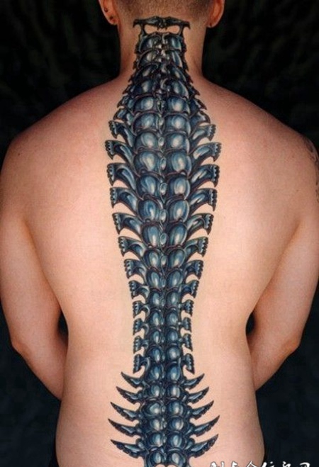 后背中心的脊柱纹身图案