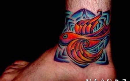 脚腕上的燕子纹身图案