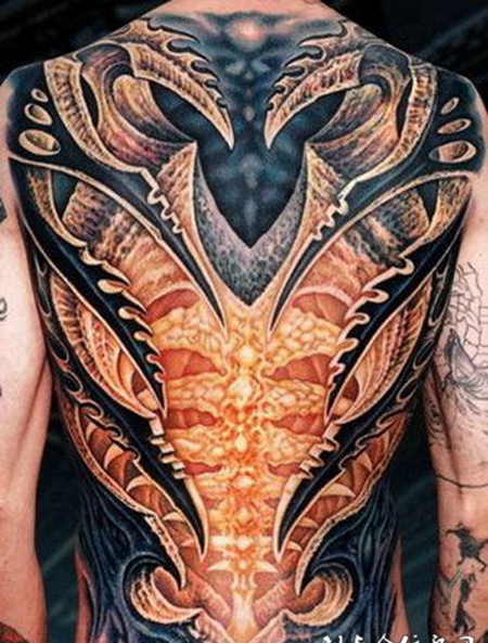 后背上的抽象人体胸腔纹身图案