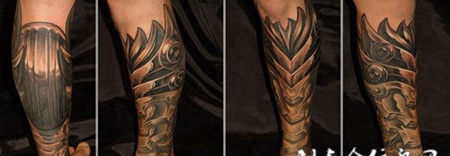 腿上的金属铠甲纹身图案