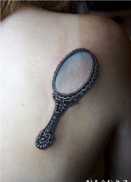 后肩上的镜子纹身图案