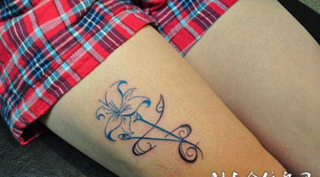 腿上的彼岸花纹身图案