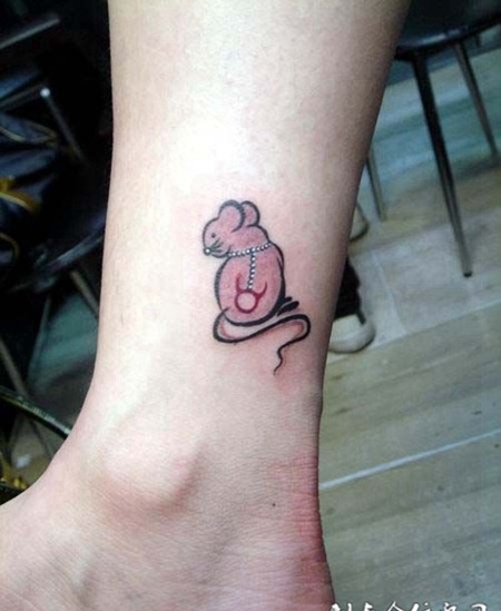 脚腕上的老鼠纹身图案