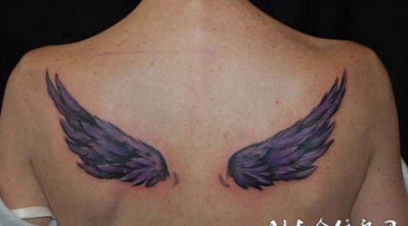 后背上一对翅膀纹身图案