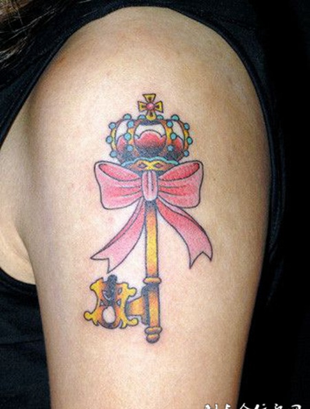 胳膊上有蝴蝶结的钥匙纹身图案