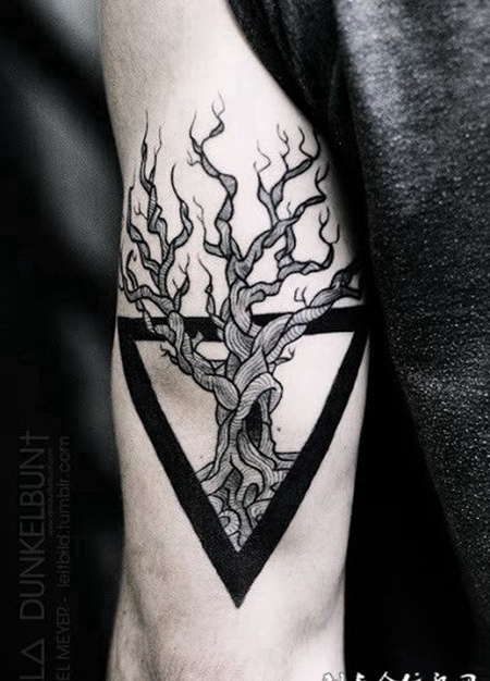 大臂上的三角形枯树纹身图案