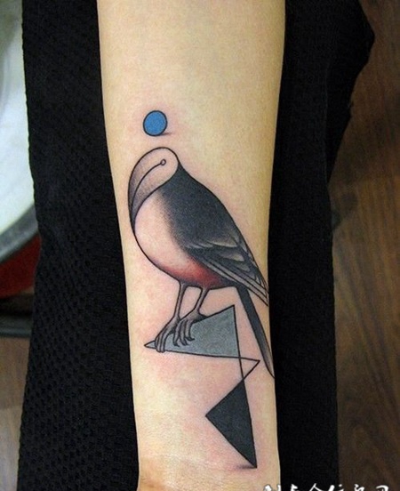 小臂上的几何小鸟纹身图案