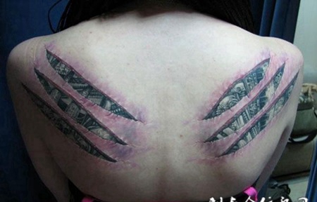 后背上的撕皮机械纹身图案