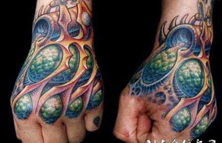 手上的抽象纹身图案