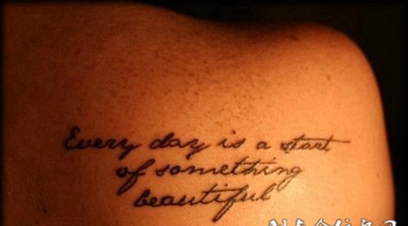 后背上英文的纹身图案