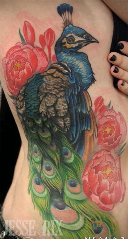 侧腰上的孔雀与牡丹纹身图案