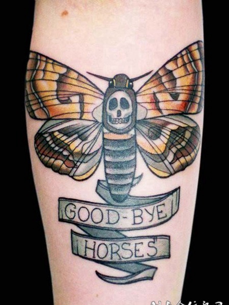 胳膊上的飞蛾纹身图案