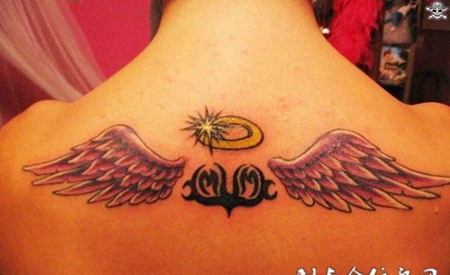 有光圈和翅膀的图腾纹身图案