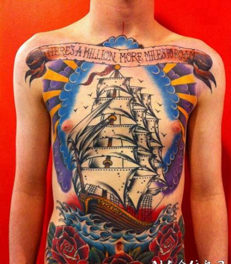 胸上的航行中的帆船纹身图案