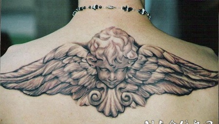 后背上孩子头部肖像长翅膀的纹身图案