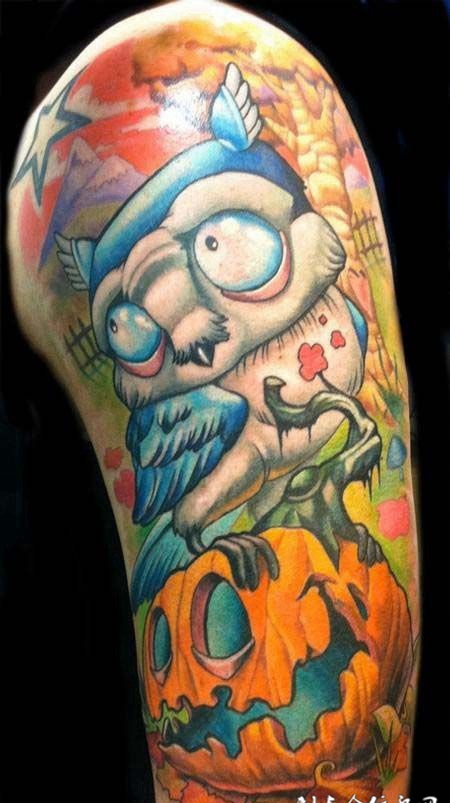 大臂上的卡通猫头鹰纹身图案