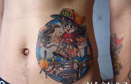 腰侧的卡通小人纹身图案