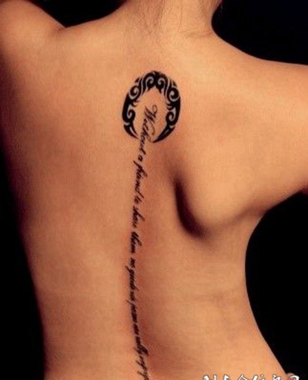 脊椎线上的月牙英文纹身图案