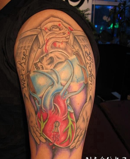 大臂上的心脏沙漏纹身图案