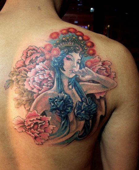 背部妩媚的花旦牡丹纹身图案