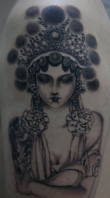 手臂黑灰色花旦纹身图案