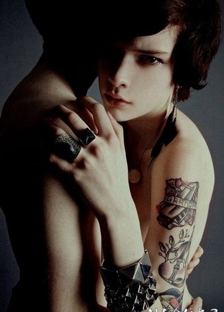 胳膊上的口琴吉他纹身图案