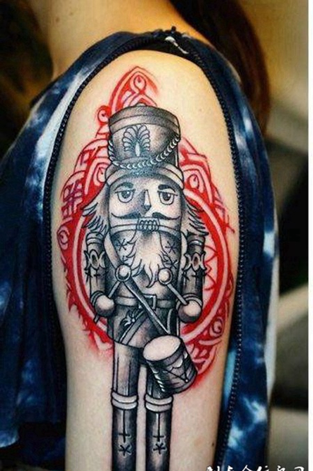 胳膊上的卡通鼓手纹身图案