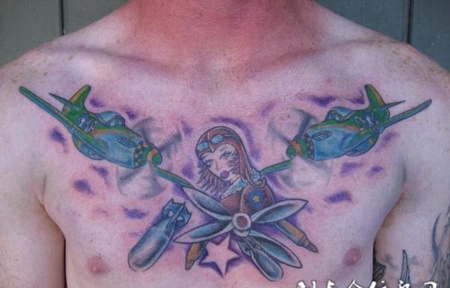 前胸上的飞机与女飞行员纹身图案