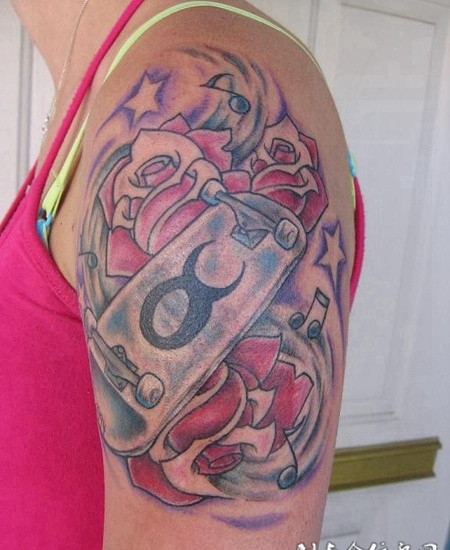 胳膊上的玫瑰与滑板纹身图案