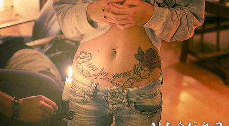 小腹上的英文玫瑰花纹身图案