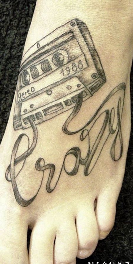 脚面上的磁带英文纹身图案