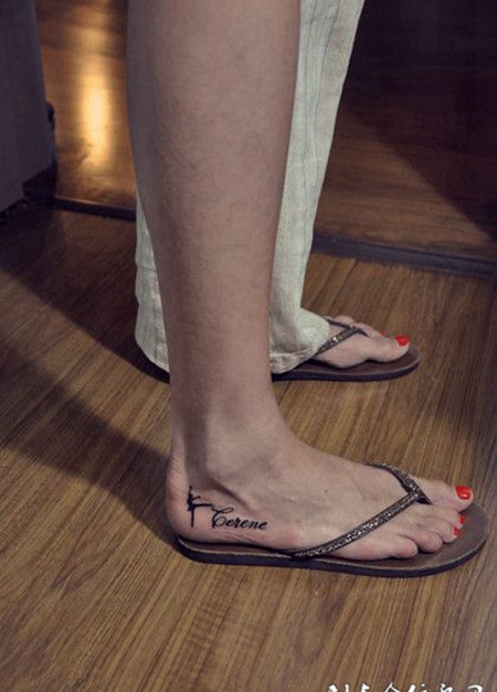 脚踝上的手写体英文纹身图案