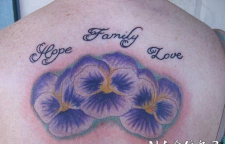 后背上的木槿花英文纹身图案