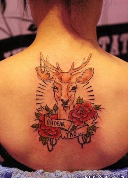 后背上的玫瑰与鹿纹身图案