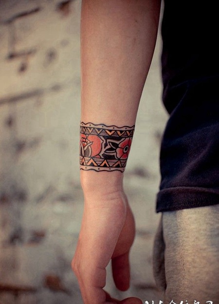 玫瑰的手腕环纹身图案