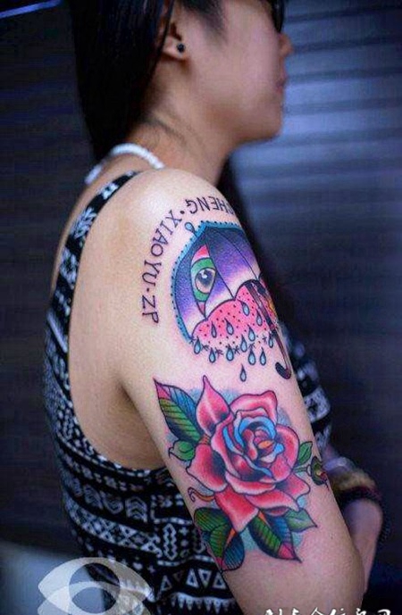 胳膊上的雨伞与玫瑰纹身图案