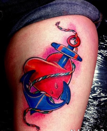 腿上的穿过红心的船锚纹身图案