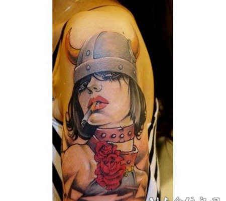 胳膊上戴牛角头盔的女子肖像纹身图案