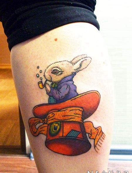腿上的卡通兔子纹身图案
