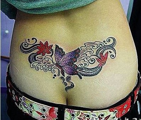 腰臀间的蝴蝶花藤纹身图案