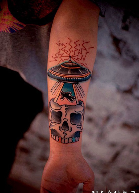 胳膊上的飞碟骷髅纹身图案