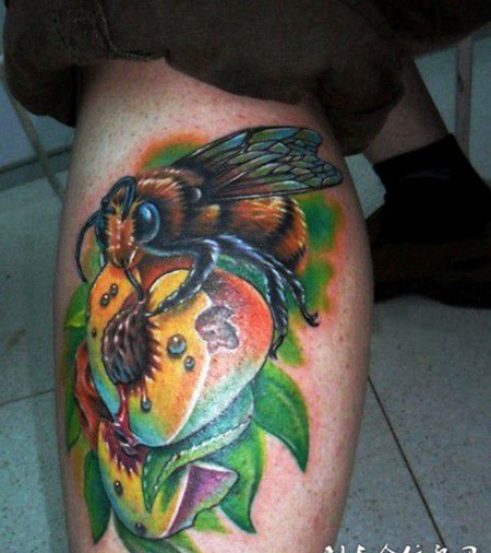 腿上的桃子上的蜜蜂纹身图案
