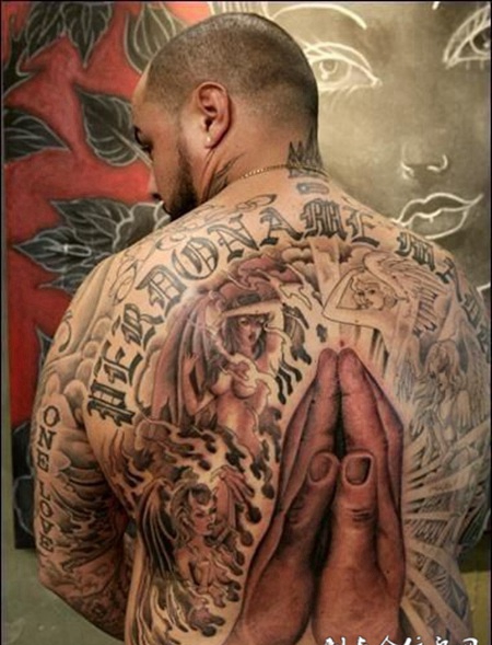 满背的祈祷天使恶魔纹身图案