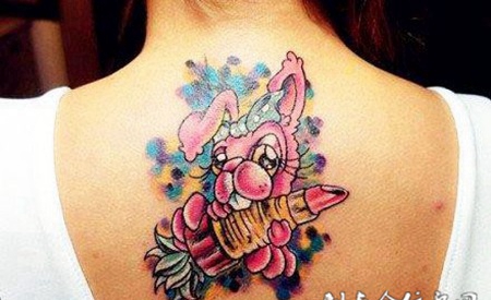 后背上拿着口红萝卜的卡通兔子纹身图案